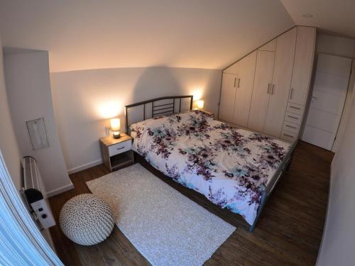 um quarto com uma cama com colcha floral em Holiday house with a swimming pool Sveti Ivan Zelina, Prigorje - 21973 em Donja Zelina