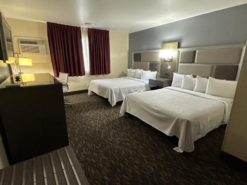 Habitación de hotel con 2 camas y TV en Red Roof Inn Yuba City en Yuba City