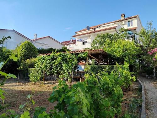 Apartments with parking spaces Barbat, Rab - 22217