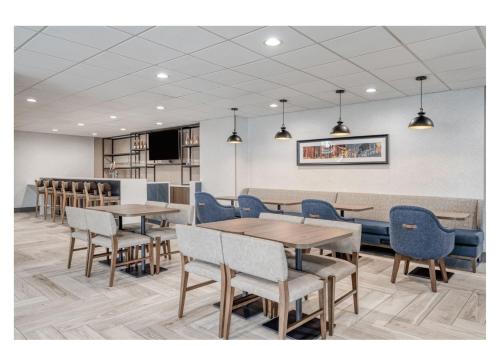a restaurant with tables and chairs in a room at Staybridge Suites Federal Way - Seattle South by IHG in Federal Way
