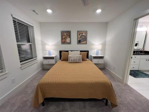 מיטה או מיטות בחדר ב-Closetobroadwayairportoprymillsgameroom12