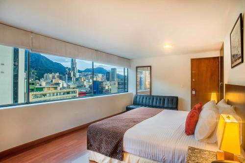 Postel nebo postele na pokoji v ubytování Hotel Oceanía Bogotá Museo