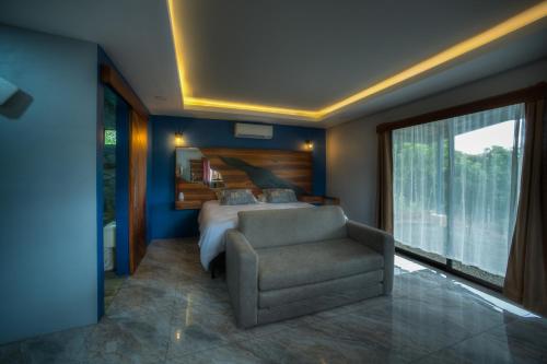 sypialnia z łóżkiem, krzesłem i oknem w obiekcie Conejo's Loft, River View, Full privacy and nature w mieście Fortuna