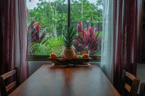 un cesto di frutta su un tavolo di fronte a una finestra di Conejo's Loft, River View, Full privacy and nature a Fortuna