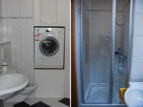 La salle de bains est pourvue d'un lavabo et d'un lave-linge. dans l'établissement Pfingstweidli 6 Bett Wohnung - b48640, à Grindelwald