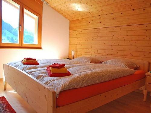 - une chambre avec un grand lit dans une cabine dans l'établissement Pfingstweidli 6 Bett Wohnung - b48640, à Grindelwald