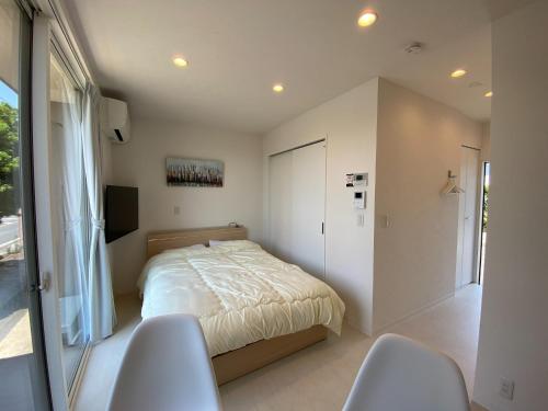 1 dormitorio con 1 cama y 2 sillas en THE LAND HOTEL - Vacation STAY 89073v, en Arao