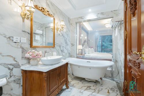 Koupelna v ubytování Luxe Paradise Suite Hotel Trich Sai