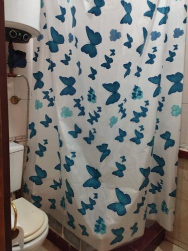 bagno con tenda doccia con farfalle blu di CHE LOLITA HOUSE 2 a Buenos Aires