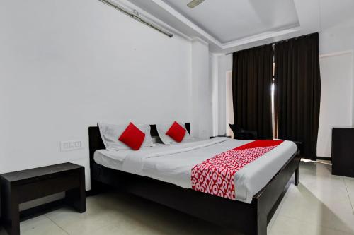 En eller flere senge i et værelse på OYO Hotel Real Residency