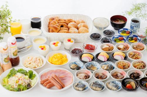 un tableau rempli de différents types de denrées alimentaires dans l'établissement APA Hotel Midosuji Hommachi Ekimae, à Osaka