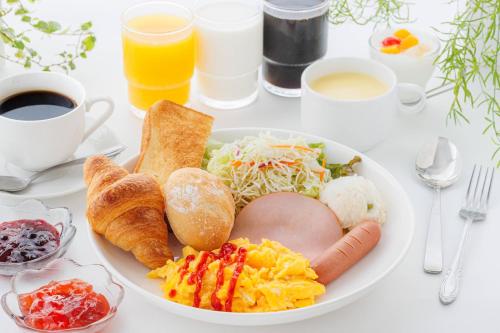 - une assiette de petit-déjeuner sur une table avec du café dans l'établissement APA Hotel Midosuji Hommachi Ekimae, à Osaka