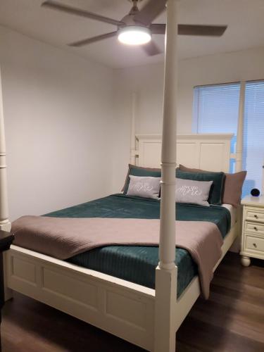 サンアントニオにあるTara condoのベッドルーム1室(ベッド1台、シーリングファン付)