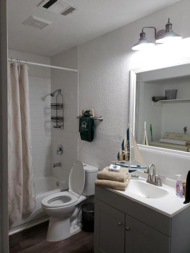 a bathroom with a toilet and a sink at Tara condo in San Antonio