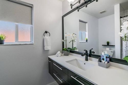 Gallery image of (HGR) Poolside Paradise: Vacation retreat. (Heated Pool) in Tampa
