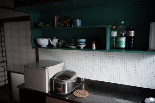 山形市にあるCASA DE YOSHI MIHATACHOU 一棟貸のキッチン(シンクとカウンタートップ付きのカウンタートップ付)