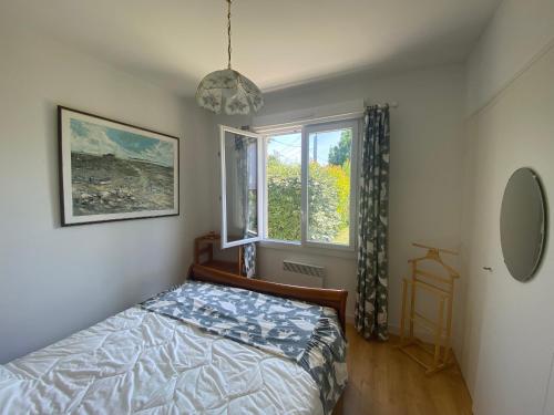 um quarto com uma cama e uma janela em Maison Vaux-sur-Mer, 4 pièces, 6 personnes - FR-1-539-51 em Vaux-sur-Mer