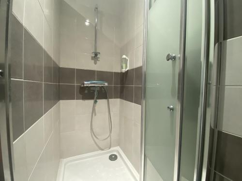 La salle de bains est pourvue d'une douche avec une porte en verre. dans l'établissement Appartement Saint-Palais-sur-Mer, 2 pièces, 4 personnes - FR-1-539-54, à Saint-Palais-sur-Mer