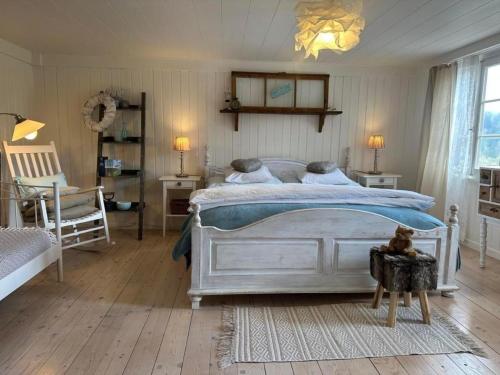 1 dormitorio con 1 cama blanca grande en una habitación en Lamahof - b48762, 
