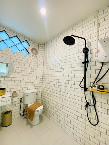 a bathroom with a toilet and a shower at บ้านพักการ์ฟิลด์ซีวิว&พูล เกาะล้าน in Ko Larn