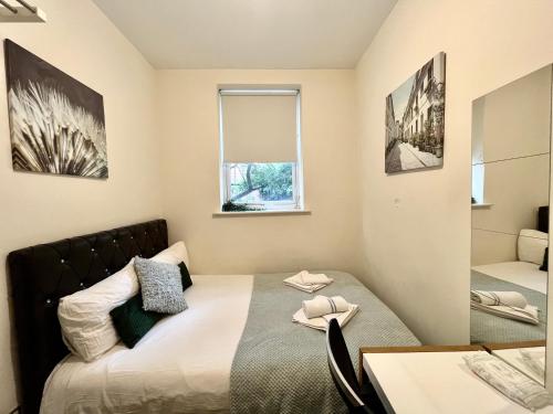 una camera con letto e finestra di Metropolitan Coziness Private Bedrooms in Euston Station 161 a Londra