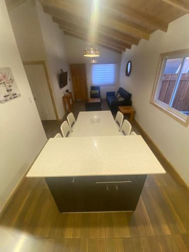 eine Küche mit einem Tisch und Stühlen im Zimmer in der Unterkunft Cabañas loretito playa Chica Lican Ray in Licán Ray