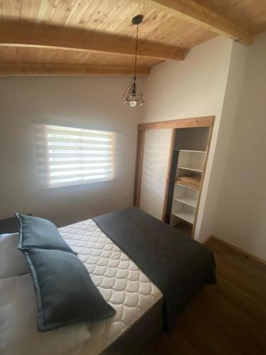 Un dormitorio con una cama grande y una ventana en Cabañas loretito playa Chica Lican Ray en Licán Ray
