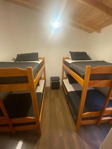 Ce lit se trouve dans un dortoir lumineux doté de 2 lits superposés. dans l'établissement Cabañas loretito playa Chica Lican Ray, à Licán Ray