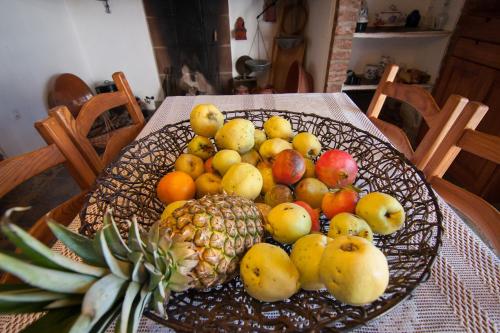 a plate of fruit on a table with a pineapple at Monte Farropo in Monsaraz