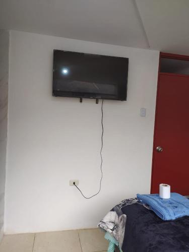 een flatscreen-tv aan een muur bij Nuestro Señor del Camino in Cajamarca
