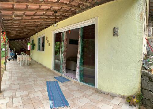 eine Terrasse mit Glasschiebetür an einem Haus in der Unterkunft Praia e sossego in Angra dos Reis