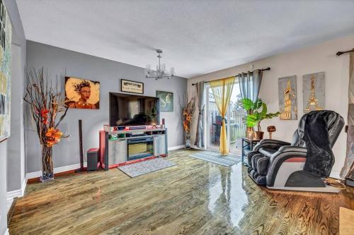 Телевизор и/или развлекательный центр в Maison et détente à Gatineau