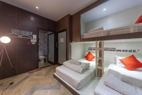 清邁的住宿－夢遊者青年旅舍，一间带双层床的卧室和一间浴室