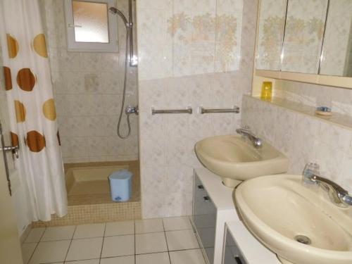 Photo de la galerie de l'établissement Villa familiale avec terrasse près plage - FR-1-476-149, à La Faute-sur-Mer