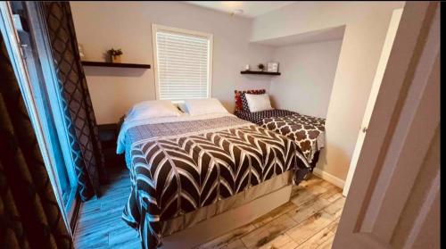 1 dormitorio con 2 camas y ventana en Keese's Cottages en Fort Lauderdale