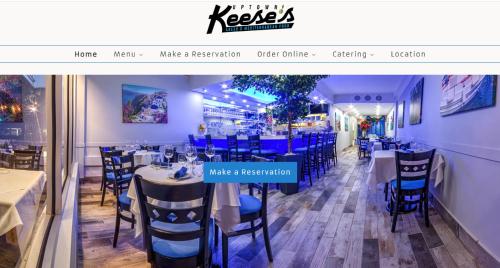 un sitio web de un restaurante con mesas y sillas azules en Keese's Cottages en Fort Lauderdale