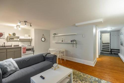 ein Wohnzimmer mit einem Sofa und einer Küche in der Unterkunft Quaint Suite #1 in Historic Area in Halifax