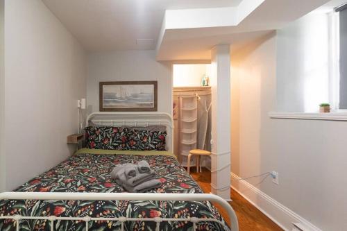 ein kleines Schlafzimmer mit einem Bett in einem Zimmer in der Unterkunft Quaint Suite #1 in Historic Area in Halifax