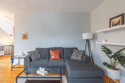Χώρος καθιστικού στο Sunny Loft #4, Historic Home