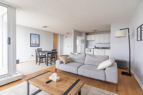 Bright & Spacious 2-BDRM Apt #6A, Patio – Photos 3