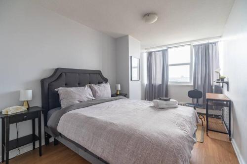 Un dormitorio con una cama grande y una ventana en Bright DT Apt #7A, Amazing View en Halifax