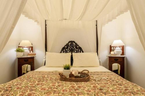 Postel nebo postele na pokoji v ubytování Staymaster Villa Anasoh 4BR Assagao Pool & Garden