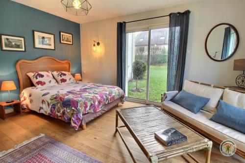 - une chambre avec un lit et un canapé dans l'établissement Vauclair, à Pléneuf-Val-André