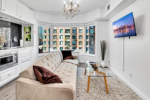 Luxe 5 Star Stay in the Heart of Downtown Toronto