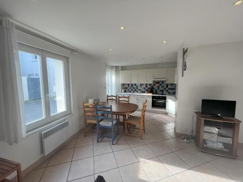 une cuisine et une salle à manger avec une table et des chaises dans l'établissement Maison moderne 3 chambres à 250m de la plage et des commerces, Les Sables-d'Olonne - FR-1-197-589, à Les Sables-dʼOlonne