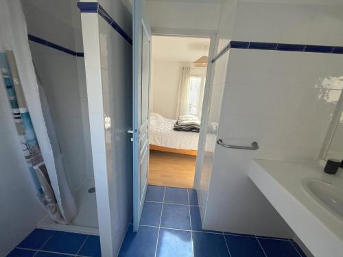 La salle de bains est pourvue d'un lavabo et d'une baignoire. dans l'établissement Maison moderne 3 chambres à 250m de la plage et des commerces, Les Sables-d'Olonne - FR-1-197-589, à Les Sables-dʼOlonne