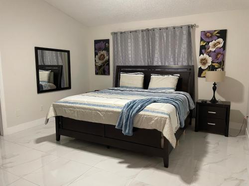 a bedroom with a large bed and a mirror at Hushed Miramar Town in Miramar