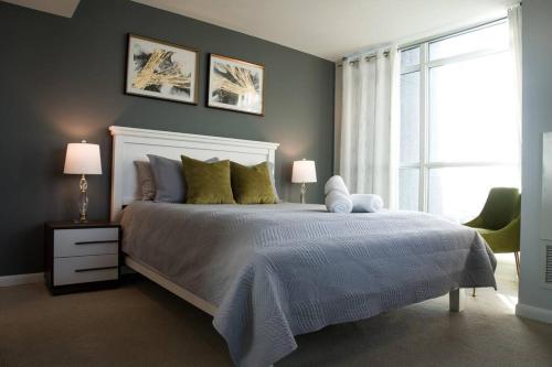 トロントにあるModern Downtown Condo Free Parking Pool Balcony Walk to Lakeの大きなベッドと窓のある寝室