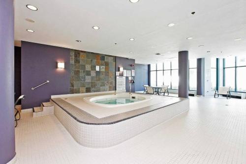 トロントにあるModern Downtown Condo Free Parking Pool Balcony Walk to Lakeの大きなバスルーム(中央に大きなバスタブ付)