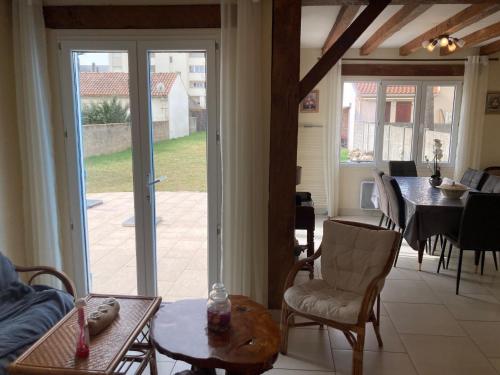 Photo de la galerie de l'établissement Maison tout confort à 100m de la plage, jardin, parking, proche commerces - Saint-Jean-de-Monts - FR-1-323-500, à Saint-Jean-de-Monts